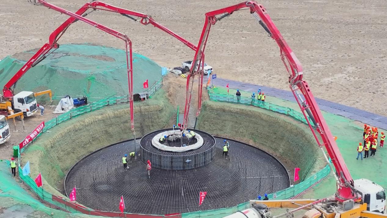 5月24日，壹号娱乐-com - NG大舞台,有梦你就来木垒100万千瓦风电项目正在进行设备基础混凝土浇注工作。加尔斯摄.jpg