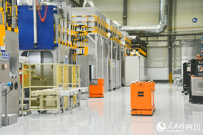 国内首个燃机智慧制造基地高温透平叶片喷涂数字化产线。人民网 赵祖乐摄