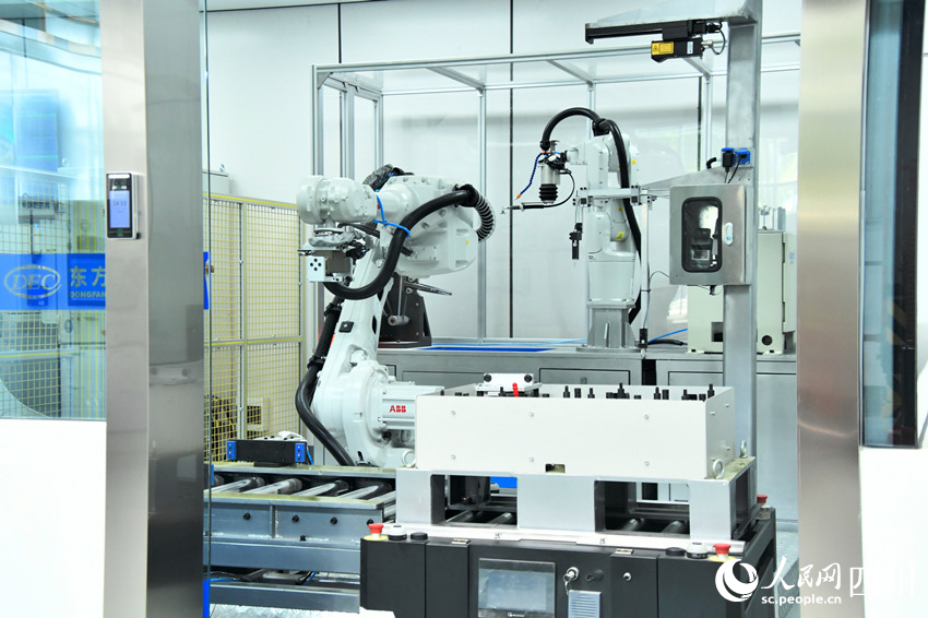 国内首个燃机智慧制造基地高温透平叶片喷涂数字化产线。人民网 赵祖乐摄