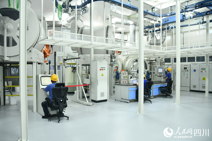 国内首个燃机智慧制造基地高温透平叶片精铸数字化产线。人民网 赵祖乐摄