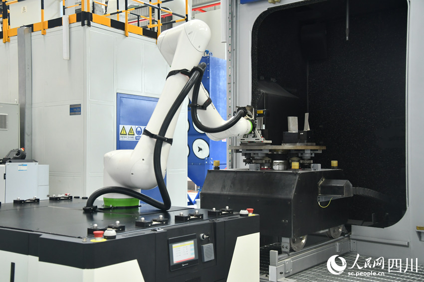 国内首个燃机智慧制造基地高温透平叶片喷涂数字化产线。人民网 赵祖乐摄